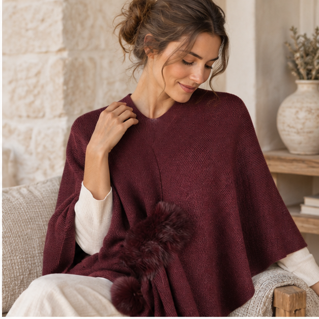 Pull Poncho Pompon – Bordeaux / Adulte, dans un intérieur côtier lumineux