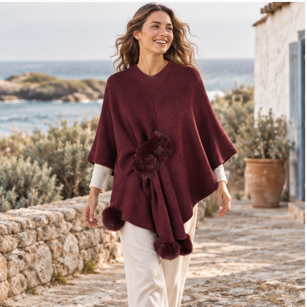 Pull Poncho Pompon – Bordeaux / Adulte, porté en mouvement au bord de l’océan