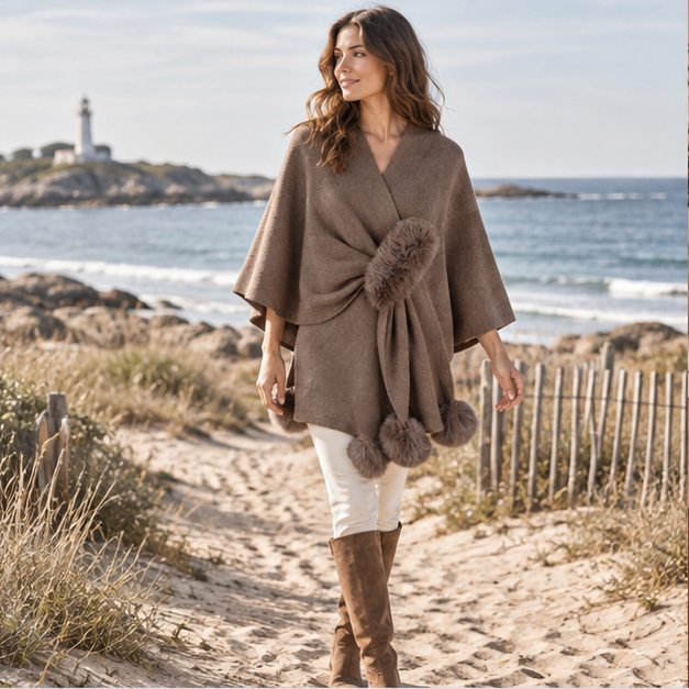 Pull Poncho Pompon – Marron / Adulte, en situation sur la côte Atlantique