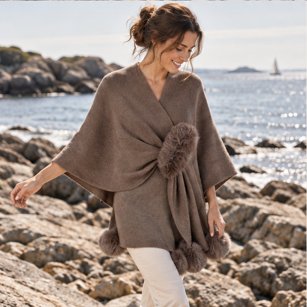 Pull Poncho Pompon – Marron / Adulte, porté en mouvement au bord de l’océan