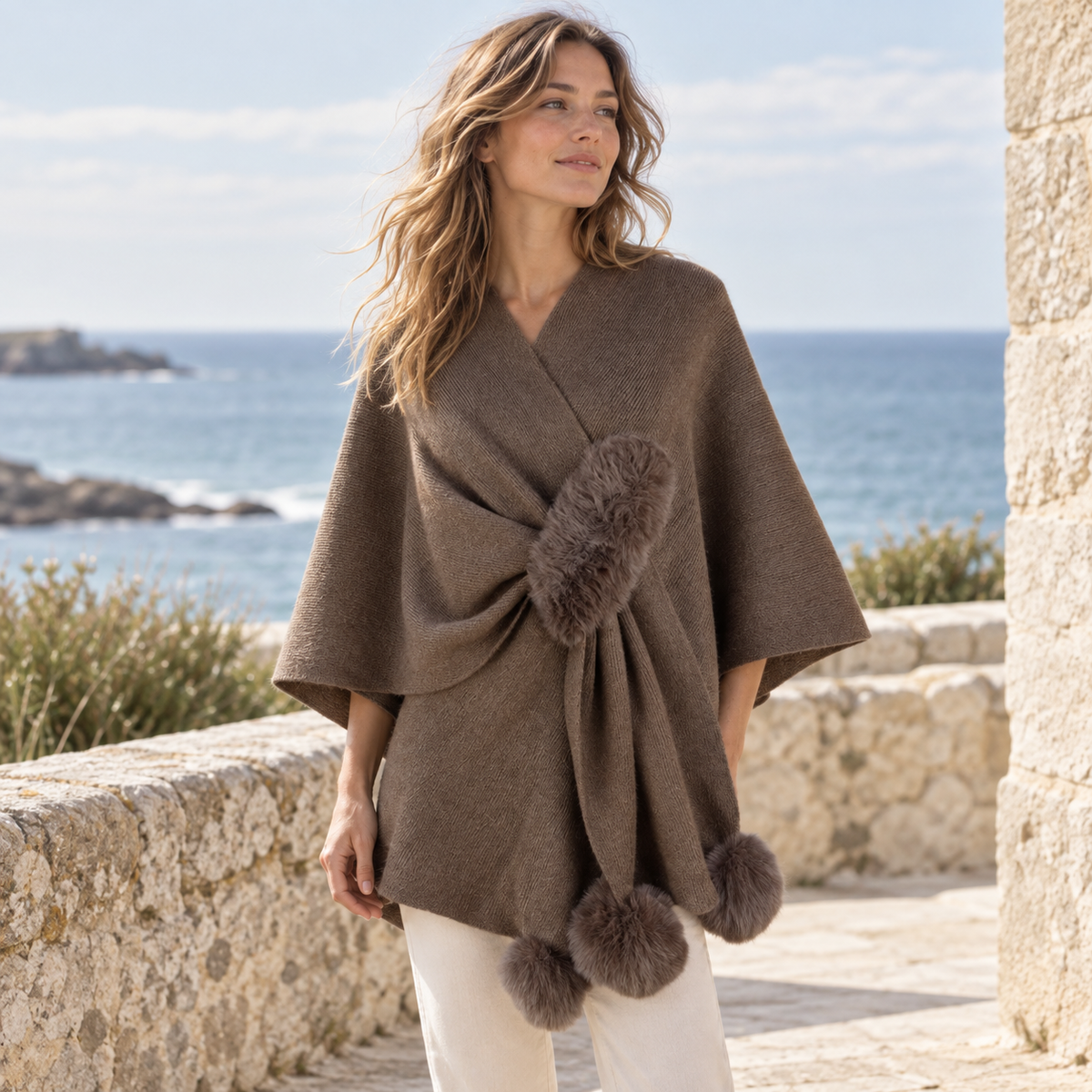 Pull Poncho Pompon – Marron / Adulte, visuel principal lifestyle