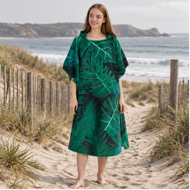 Serviette Poncho Avec Motifs De Feuilles – Vert / Adulte, en situation sur la côte Atlantique