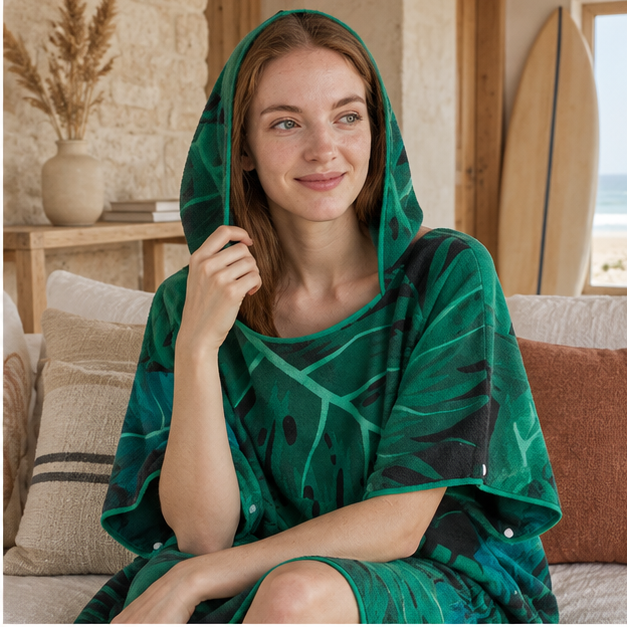 Serviette Poncho Avec Motifs De Feuilles – Vert / Adulte, dans un intérieur côtier lumineux