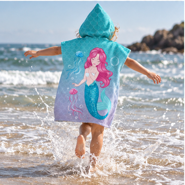 Serviette Poncho Enfant Sirène – Bleu / Enfant, porté en mouvement au bord de l’océan