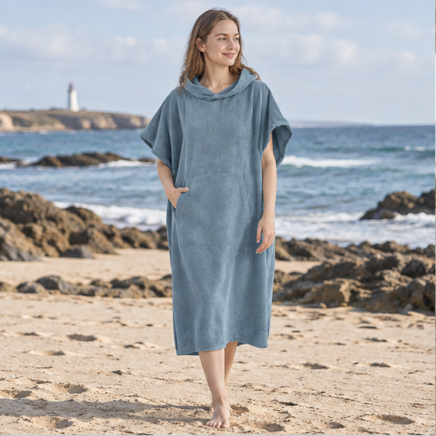 Serviette Poncho Femme Microfibre – Bleu Clair / Adulte, en situation sur la côte Atlantique