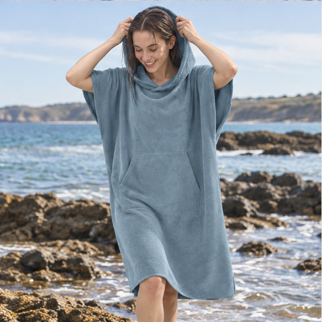 Serviette Poncho Femme Microfibre – Bleu Clair / Adulte, porté en mouvement au bord de l’océan