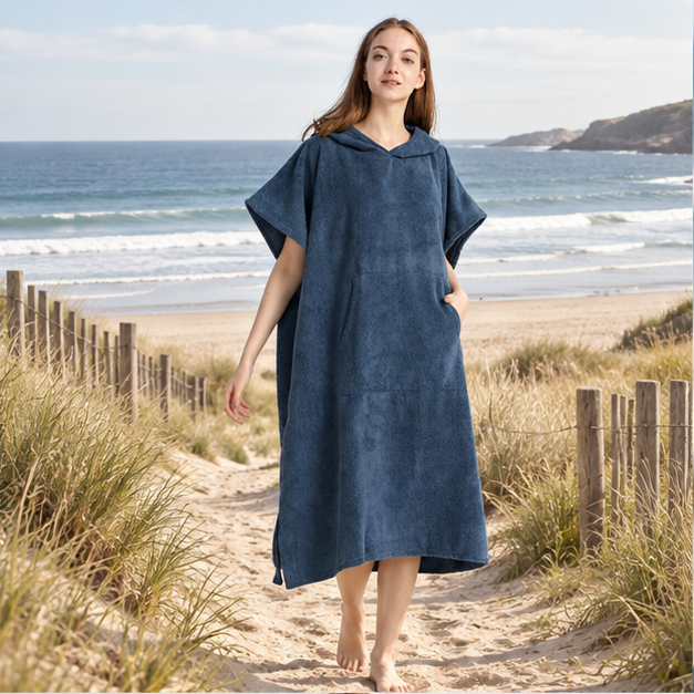 Serviette Poncho Femme Microfibre – Bleu Foncé / Adulte, en situation sur la côte Atlantique