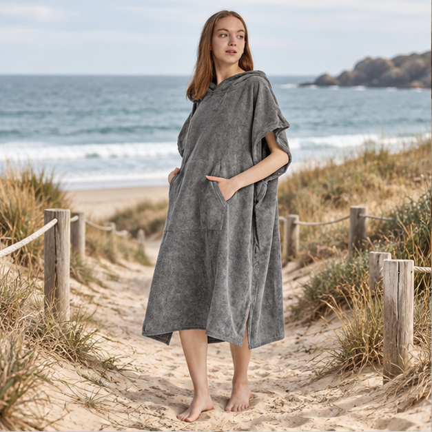 Serviette Poncho Femme Microfibre – Gris Clair / Adulte, en situation sur la côte Atlantique