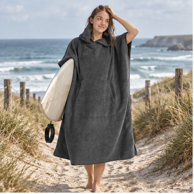 Serviette Poncho Femme Microfibre – Gris Foncé / Adulte, en situation sur la côte Atlantique