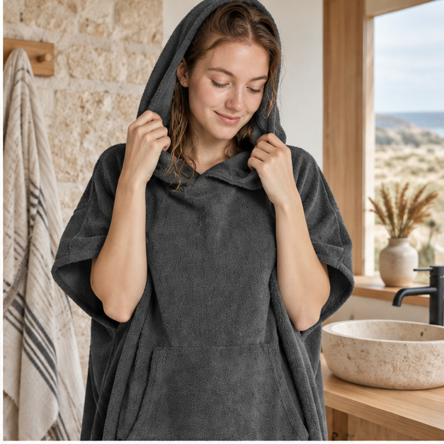 Serviette Poncho Femme Microfibre – Gris Foncé / Adulte, dans un intérieur côtier lumineux