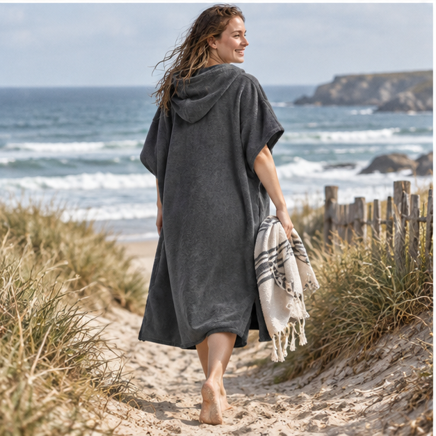 Serviette Poncho Femme Microfibre – Gris Foncé / Adulte, porté en mouvement au bord de l’océan