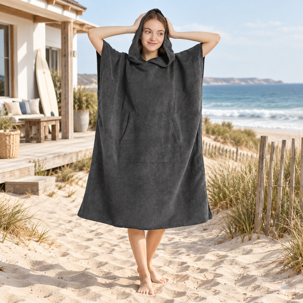Serviette Poncho Femme Microfibre – Gris Foncé / Adulte, visuel principal lifestyle