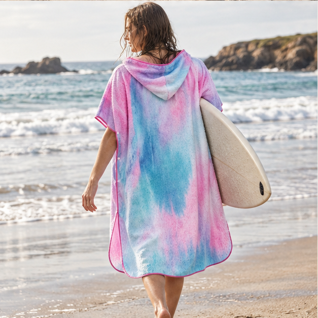 Serviette Poncho Rose et Bleu – Rose / Adulte, porté en mouvement au bord de l’océan